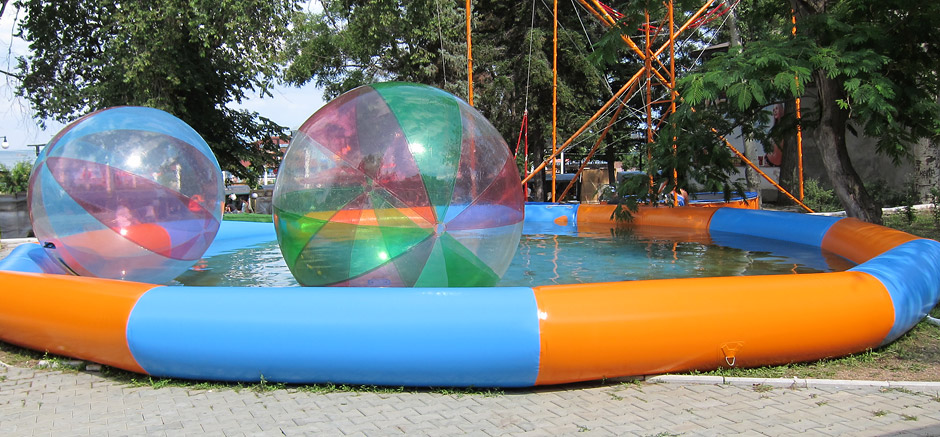 Inflatable pool for water balloons